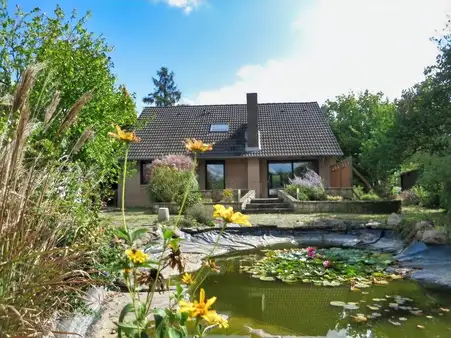 Einfamilienhaus mit unverbautem Blick und großzügiger Gartenvielfalt