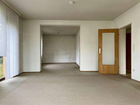 Wohnzimmer - Bungalow in 21365 Adendorf mit 119m² kaufen