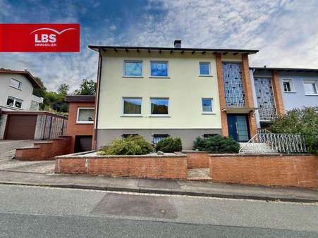 Außenansicht Außenansicht - Zweifamilienhaus in 31061 Alfeld mit 137m² kaufen