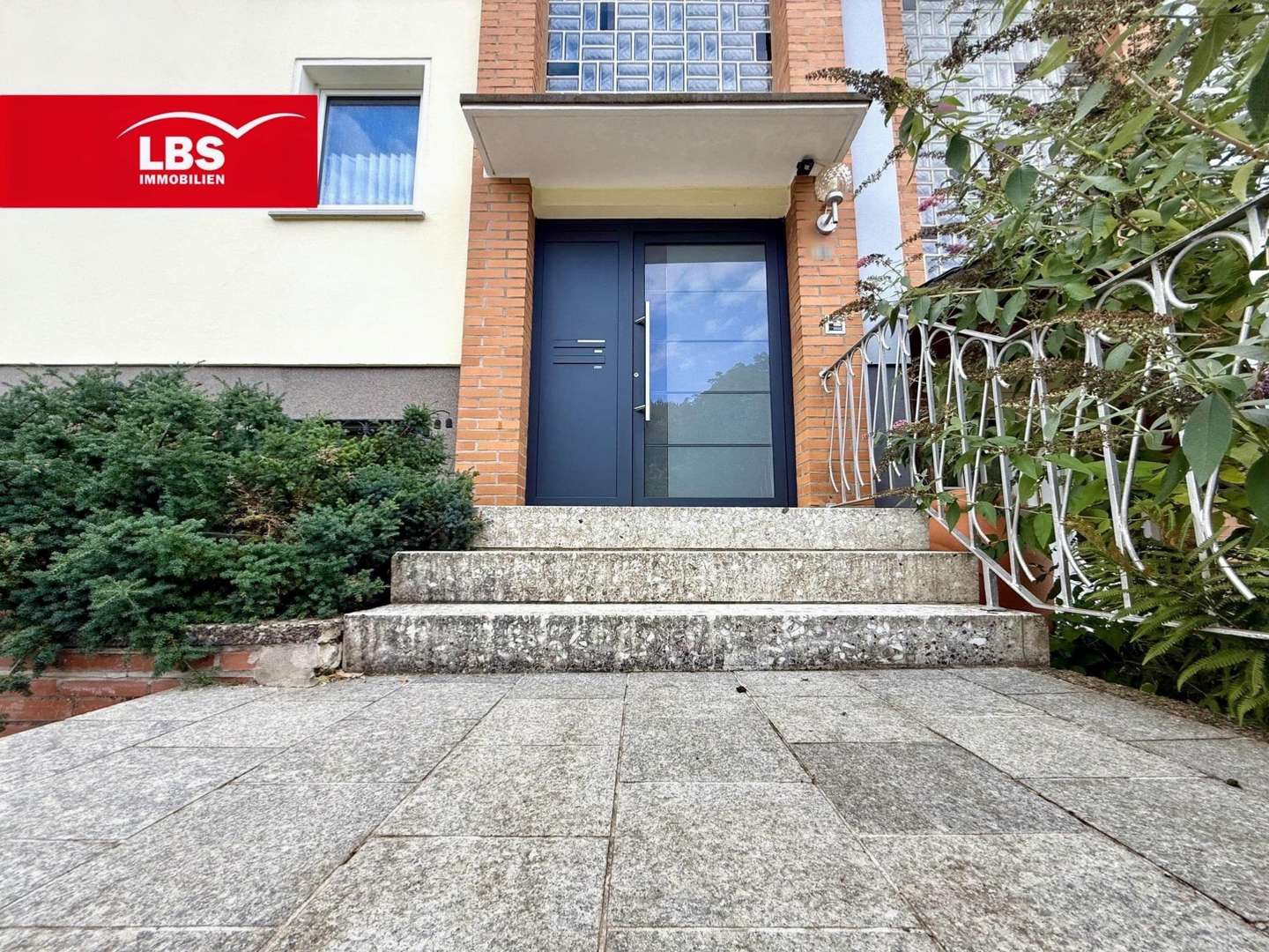Haustür Haustür - Zweifamilienhaus in 31061 Alfeld mit 137m² kaufen