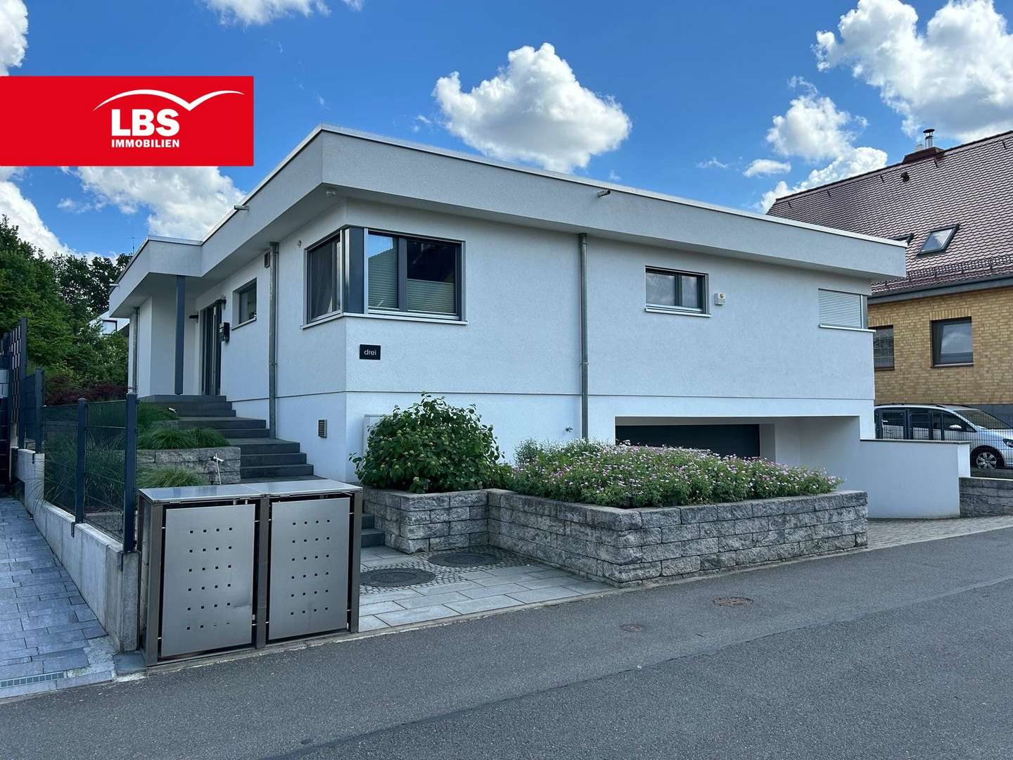 Blick von der Straße Blick von der Straße - Einfamilienhaus in 30823 Garbsen mit 169m² kaufen