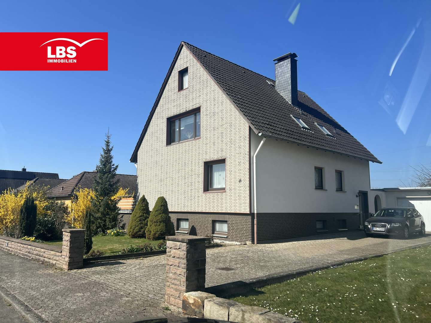 Blick von der Straße Blick von der Straße - Zweifamilienhaus in 31789 Hameln mit 141m² kaufen