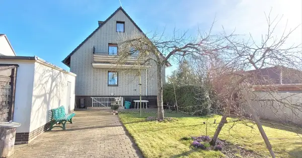 Gepflegtes Zweifamilienhaus m. Doppelgarage und Garten und Ausbaupotenzial