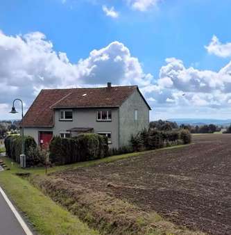 Blick auf das Gebäude - Zweifamilienhaus in 31737 Rinteln mit 180m² kaufen