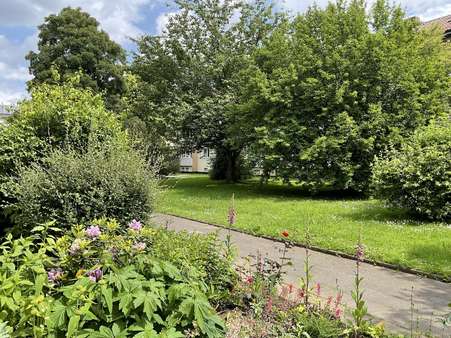 Grünanlage vor dem Eingang Grünanlage vor dem Eingang - Etagenwohnung in 37081 Göttingen mit 66m² kaufen