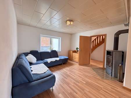 EG - Wohnzimmer mit Kaminofen - Doppelhaushälfte in 37197 Hattorf mit 72m² kaufen