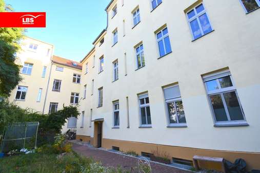 Blick vom Hof - Etagenwohnung in 13156 Berlin mit 50m² kaufen