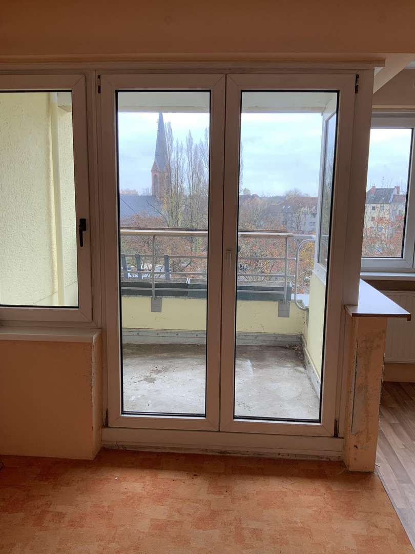 Wohnzimmer mit Balkon - Etagenwohnung in 13403 Berlin mit 65m² kaufen