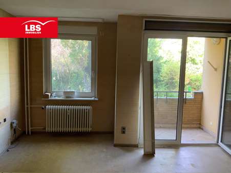 Wohnzimmer mit Balkon - Erdgeschosswohnung in 12277 Berlin mit 68m² kaufen