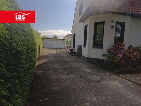 Hofeinfahrt zur Doppelgarage Hofeinfahrt zur Doppelgarage - Doppelhaushälfte in 49356 Diepholz mit 150m² kaufen