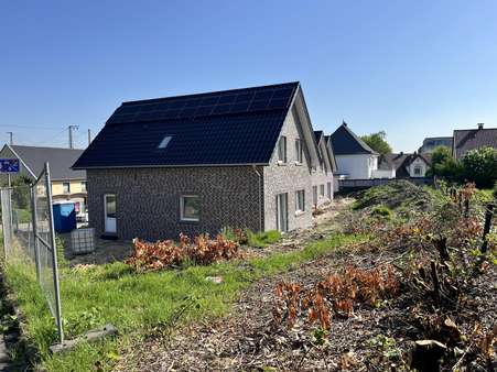 Ansicht Süd-West Ansicht Süd-West - Doppelhaushälfte in 32584 Löhne mit 122m² kaufen