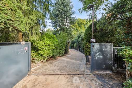 Tor - Einfamilienhaus in 49082 Osnabrück mit 328m² kaufen