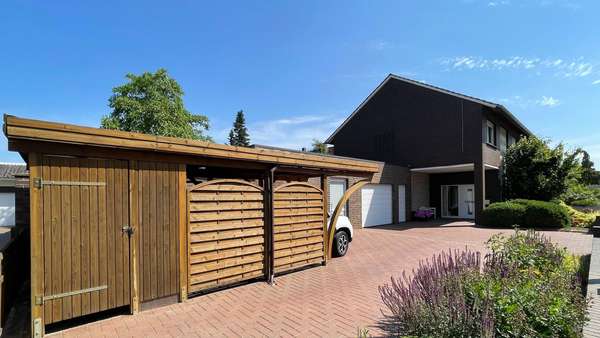 Hofansicht mit Carport - Zweifamilienhaus in 49565 Bramsche mit 238m² kaufen