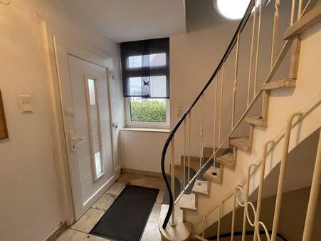 Hauseingang Treppenhaus - Zweifamilienhaus in 49205 Hasbergen mit 190m² kaufen