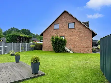Familienparadies: Gepflegtes Zweifamlienhaus mit großem Garten in Tostedt