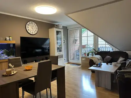 Gemütliche Maisonette-Wohnung mit Dachstudio, Loggia und 2 Stellplätzen 