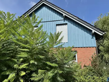 Großzügiges Zweifamilienhaus auf großem Grundstück in Neu Wulmstorf 