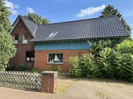 Großzügiges Zweifamilienhaus auf großem Grundstück in Neu Wulmstorf 