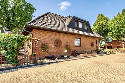 Wohnhaus Seitenansicht - Service in 21629 Neu Wulmstorf mit 189m² kaufen