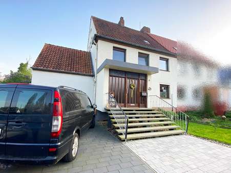 Hausansicht mit Wohnhausanbau Hausansicht mit Wohnhausanbau - Doppelhaushälfte in 38268 Lengede mit 157m² kaufen