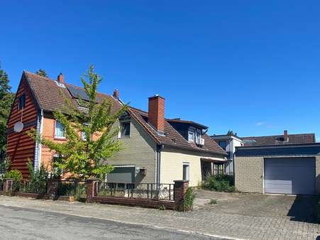 Zwei Wohnhäuser und Garage Zwei Wohnhäuser und Garage - Zweifamilienhaus in 38239 Salzgitter mit 231m² kaufen