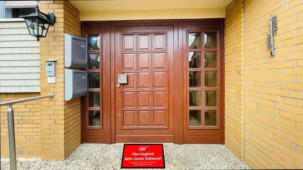 Eingangsportal mit Briefkästen Eingangsportal mit Briefkästen - Zweifamilienhaus in 30826 Garbsen mit 178m² kaufen