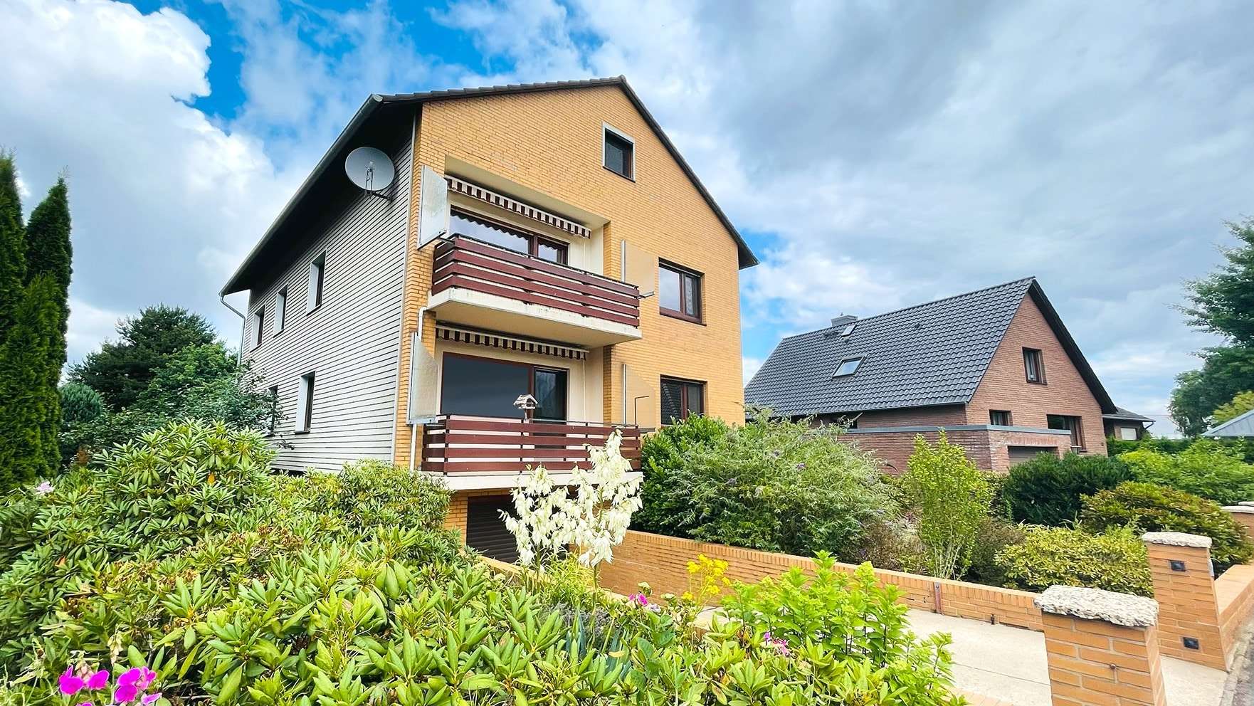 Südwestansicht des Gebäudes Südwestansicht des Gebäudes - Zweifamilienhaus in 30826 Garbsen mit 178m² kaufen
