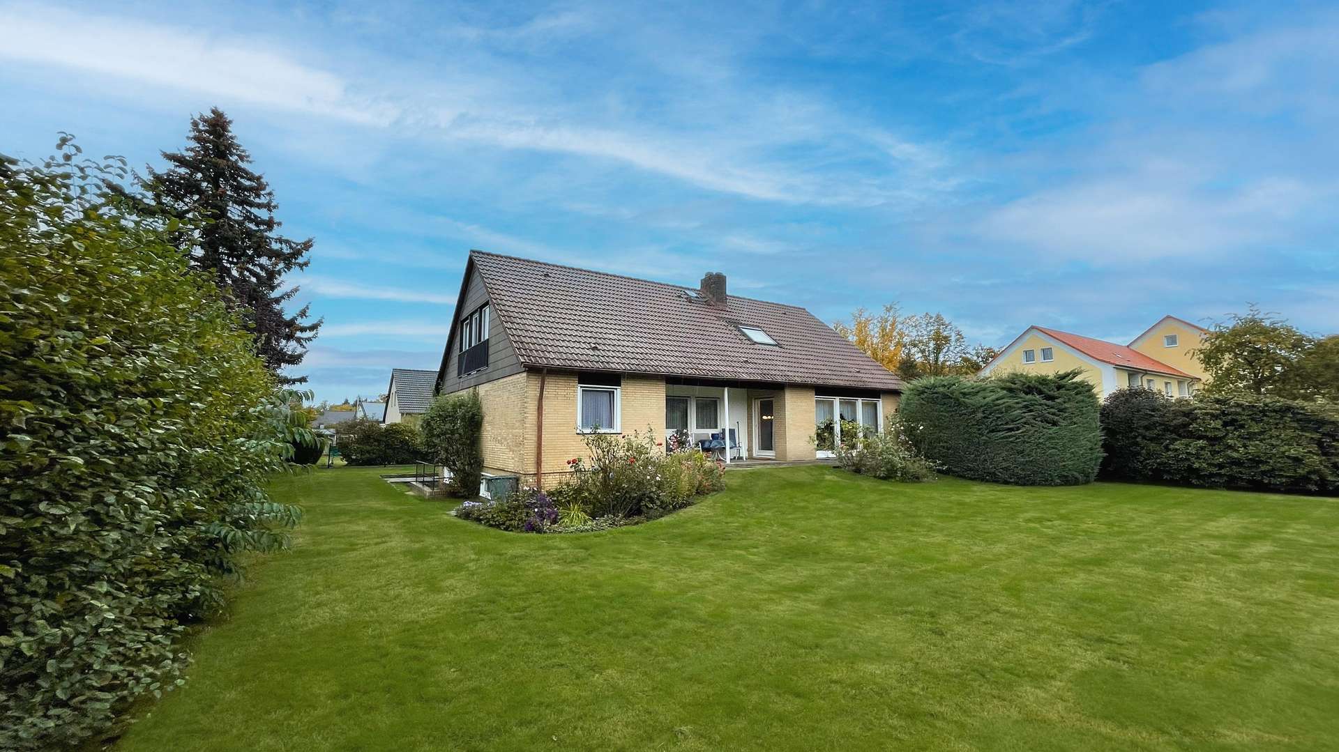 Haus mit Gartenansicht - Grundstück in 31224 Peine mit 921m² kaufen