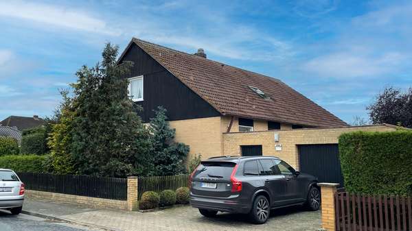 Straßenansicht mit Garage - Grundstück in 31224 Peine mit 921m² kaufen