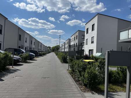 Blick in die Straße - Stadthaus in 12621 Berlin mit 155m² mieten