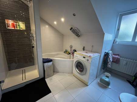 Badezimmer - Dachgeschosswohnung in 13156 Berlin mit 75m² kaufen