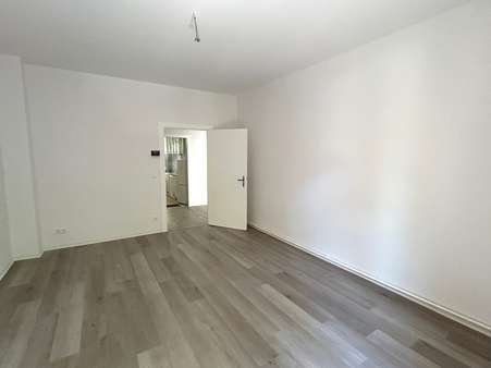 Blick vom Wohnzimmer zum Flur - Etagenwohnung in 12157 Berlin mit 67m² kaufen