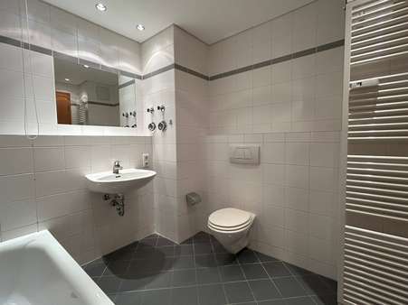 Bad mit Badewanne Bad mit Badewanne - Etagenwohnung in 10969 Berlin mit 65m² kaufen