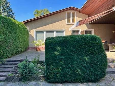 Hausansicht Hausansicht - Einfamilienhaus in 12621 Berlin mit 58m² kaufen