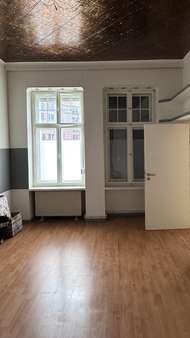 Wohnzimmer - Erdgeschosswohnung in 10555 Berlin mit 80m² kaufen