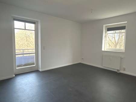 Zimmer mit Balkon - Etagenwohnung in 12683 Berlin mit 64m² kaufen