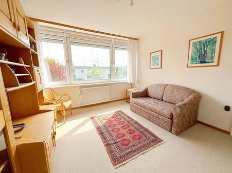 geräumiges Schlafzimmer geräumiges Schlafzimmer - Reihenmittelhaus in 25421 Pinneberg mit 85m² kaufen