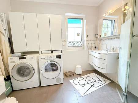 Badezimmer mit bodengleicher Dusche Badezimmer mit bodengleicher Dusche - Etagenwohnung in 25421 Pinneberg mit 68m² kaufen