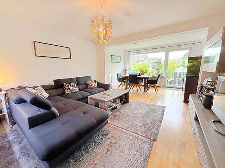 großes Wohnzimmer großes Wohnzimmer - Reihenendhaus in 22880 Wedel mit 93m² kaufen
