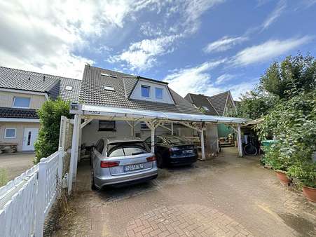 Frontansicht mit Stellplätzen Frontansicht mit Stellplätzen - Zweifamilienhaus in 22880 Wedel mit 187m² kaufen