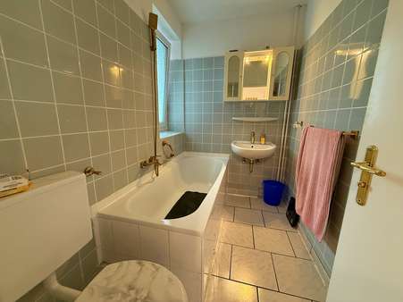 gemütliches Badezimmer gemütliches Badezimmer - Etagenwohnung in 25421 Pinneberg mit 61m² kaufen