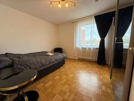 geräumiges Schlafzimmer geräumiges Schlafzimmer - Etagenwohnung in 25421 Pinneberg mit 61m² kaufen