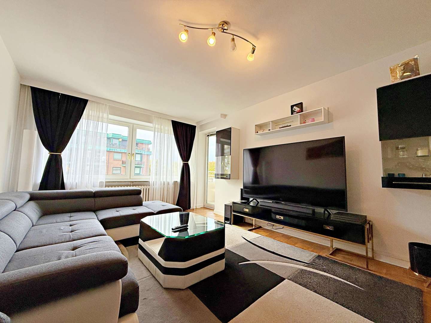 helles Wohnzimmer helles Wohnzimmer - Etagenwohnung in 25421 Pinneberg mit 61m² kaufen