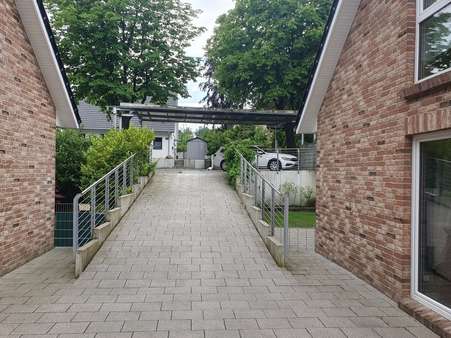 Weg vom Carport zur Haustür - Doppelhaushälfte in 24222 Schwentinental mit 114m² kaufen