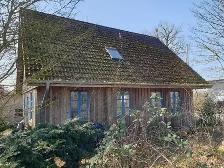 Idyllisches Holzhaus auf dem Land