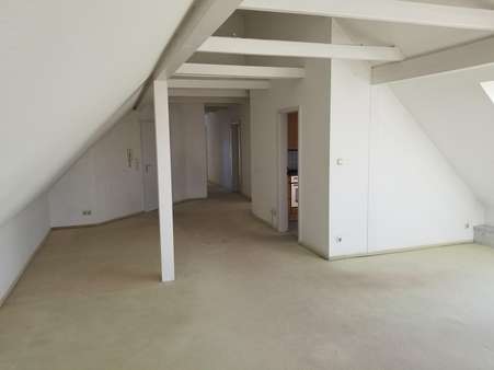 Wohnzimmer Blickrichtung Flur - Dachgeschosswohnung in 58285 Gevelsberg mit 100m² kaufen
