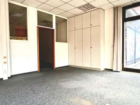 Raum1 mit Einbauschrank - Büro in 32602 Vlotho mit 78m² günstig kaufen