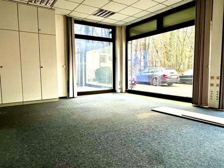 Raum 1 mit Fensterfront - Büro in 32602 Vlotho mit 78m² günstig kaufen