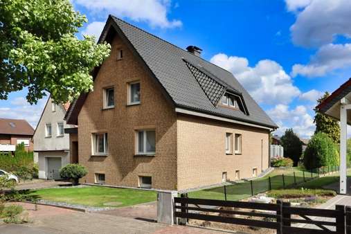 Außenansicht Außenansicht - Zweifamilienhaus in 32584 Löhne mit 166m² kaufen