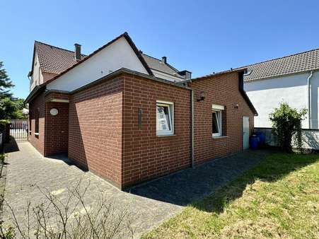 Seitenansicht - Zweifamilienhaus in 32791 Lage mit 191m² kaufen